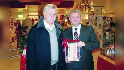 Günter Dechant, Geschäftsleiter Hertie Laim (r.), übergibt die 600 Euro Spende an Prof. Dr. Heinrich Netz, Leiter der Abteilung Kinderkardiologie im Klinikum Großhadern. Mit den Spenden können neue Spielsachen für die Kinder angeschafft werden. (Foto: cm)