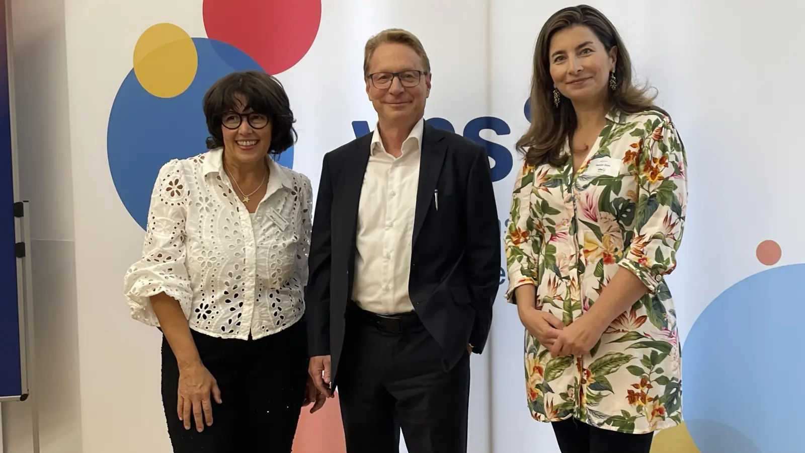 Ließen gemeinsam die vhs Taufkirchen hochleben (v.l.): Leiterin Silvia Engelhardt, Bürgermeister Dr. Sebastian Thoma und vhs-Vorsitzende Naciye Özsu.  (Foto: hw)