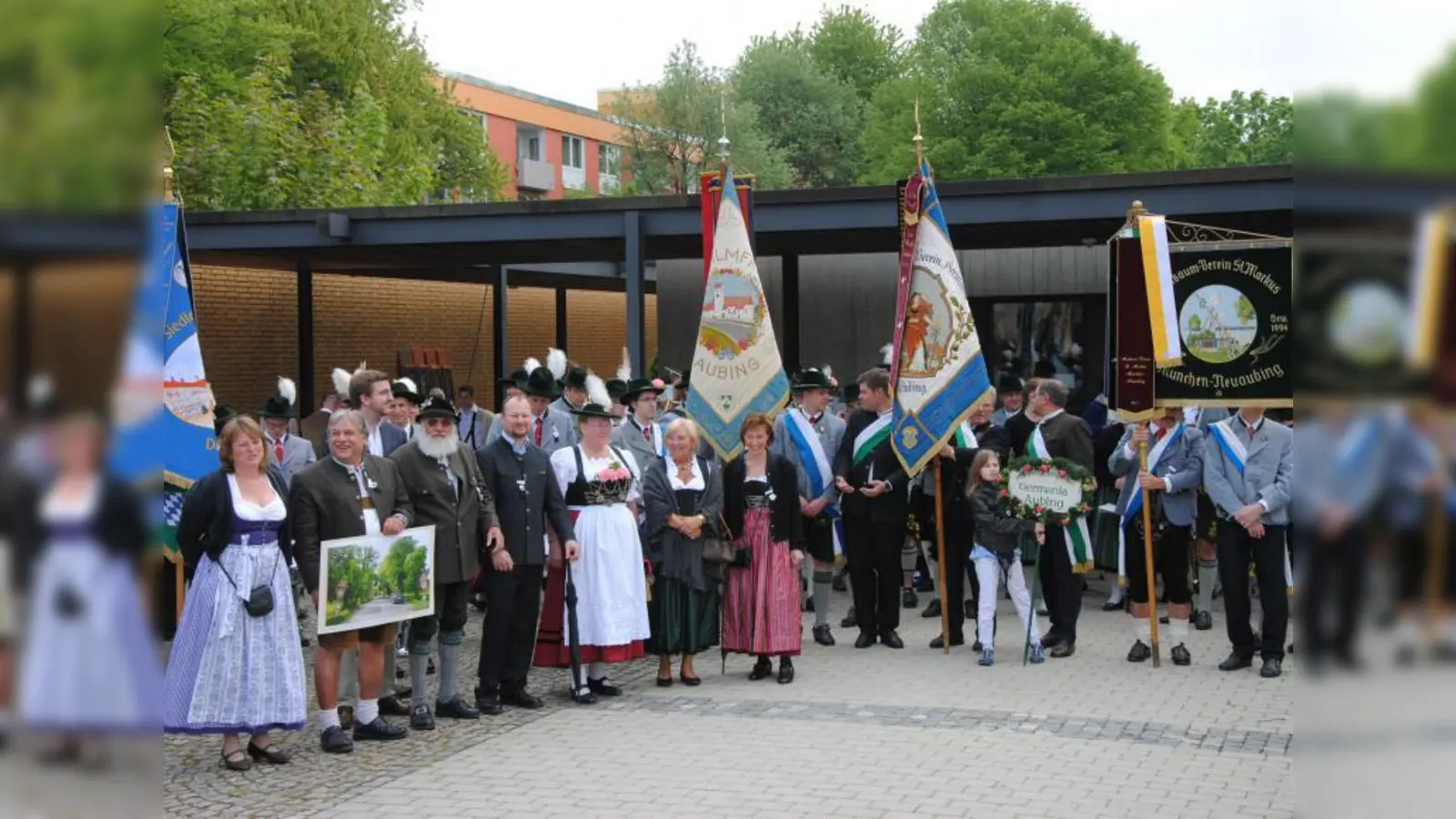 Aufsehen erregte Stadtrat Josef Assal, Vorsitzender des Bezirksausschusses Aubing-Lochhausen-Langwied und Mitglied im Maibaum-Verein St. Markus Neuaubing, nach dem Festzug am Maifeiertag mit seinem Plakat von der Freihamer Allee. (Foto: Eva Schraft)