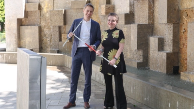 Alles neu macht der Mai: Oberbürgermeister Domnik Krause und Baureferentin Dr.-Ing. Jeanne-Marie Ehbauer nehmen die neue Brunnenanlage am Oskar-von-Miller-Ring in Betrieb. (Foto: Michael Nagy)