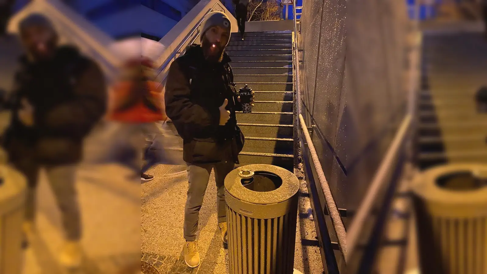 Markus Kretschmer, Mitglied der IG Artenschutz Poing, hat den neuen Mülleimer sofort ausprobiert und für gut befunden. (Foto: privat)