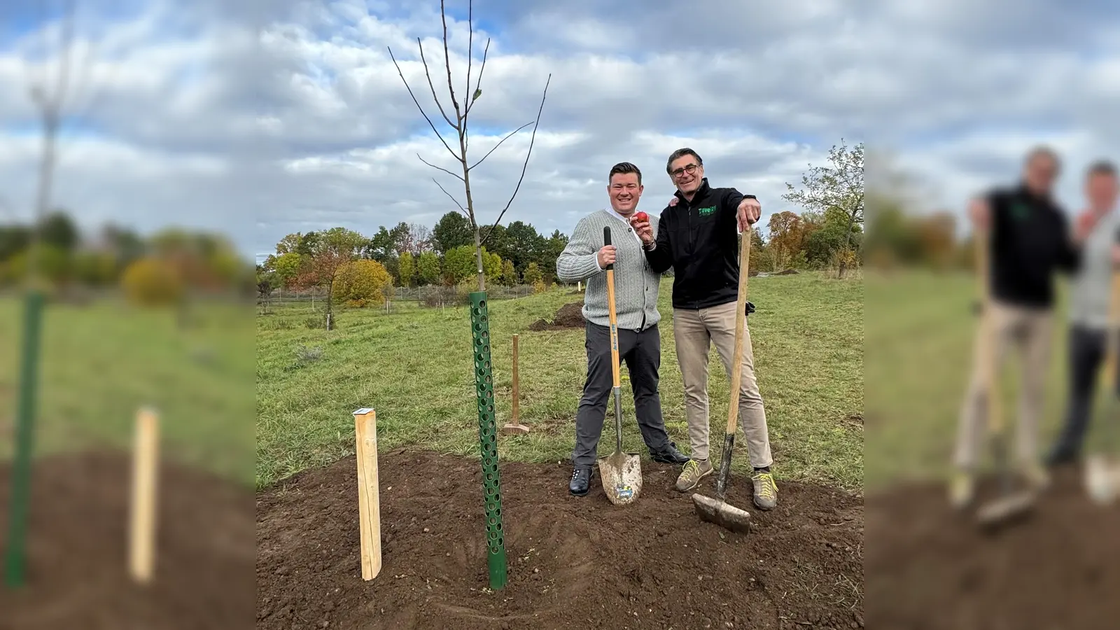 Bürgermeister Korbinian Rausch (l.) und Develey-Inhaber Michael Durach (r.) beim Pflanzen weiterer Bäume auf der Streuobstwiese im Landschaftpark. (Foto: hw)