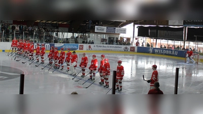 Die erste Aufstellung” der auf einigen Positionen neu formierten Mannschaft des EHC Klostersee. (Foto: smg)