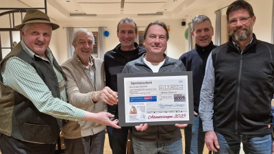Freude bei der Spendenübergabe (v.l.): Leonhard Schlögl, Franz Grimmel, Michael Sedlmair, Alois Fruth, Manfred<br>Setzmüller und Thomas Lallinger. (Foto: Guichinger Sänger)