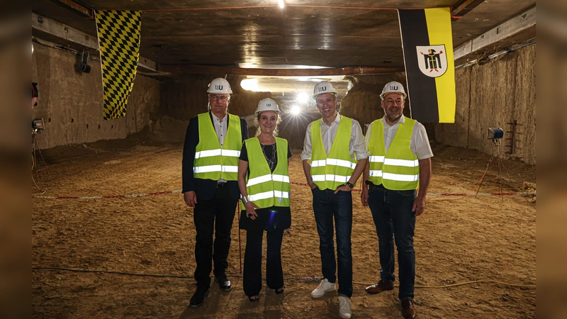 Feierlicher Tunnel-Durchstich mit (v.l.) Abteilungsleiter U-Bahn- und Tunnelbau Manfred Reiter, Baureferentin Dr.-Ing. Jeanne-Marie Ehbauer, Oberbürgermeister Dominik Krause und Hauptabteilungsleiter Ingenieurbau im Baureferat Alexander Kressierer. (Foto: Michael Nagy/Presseamt)