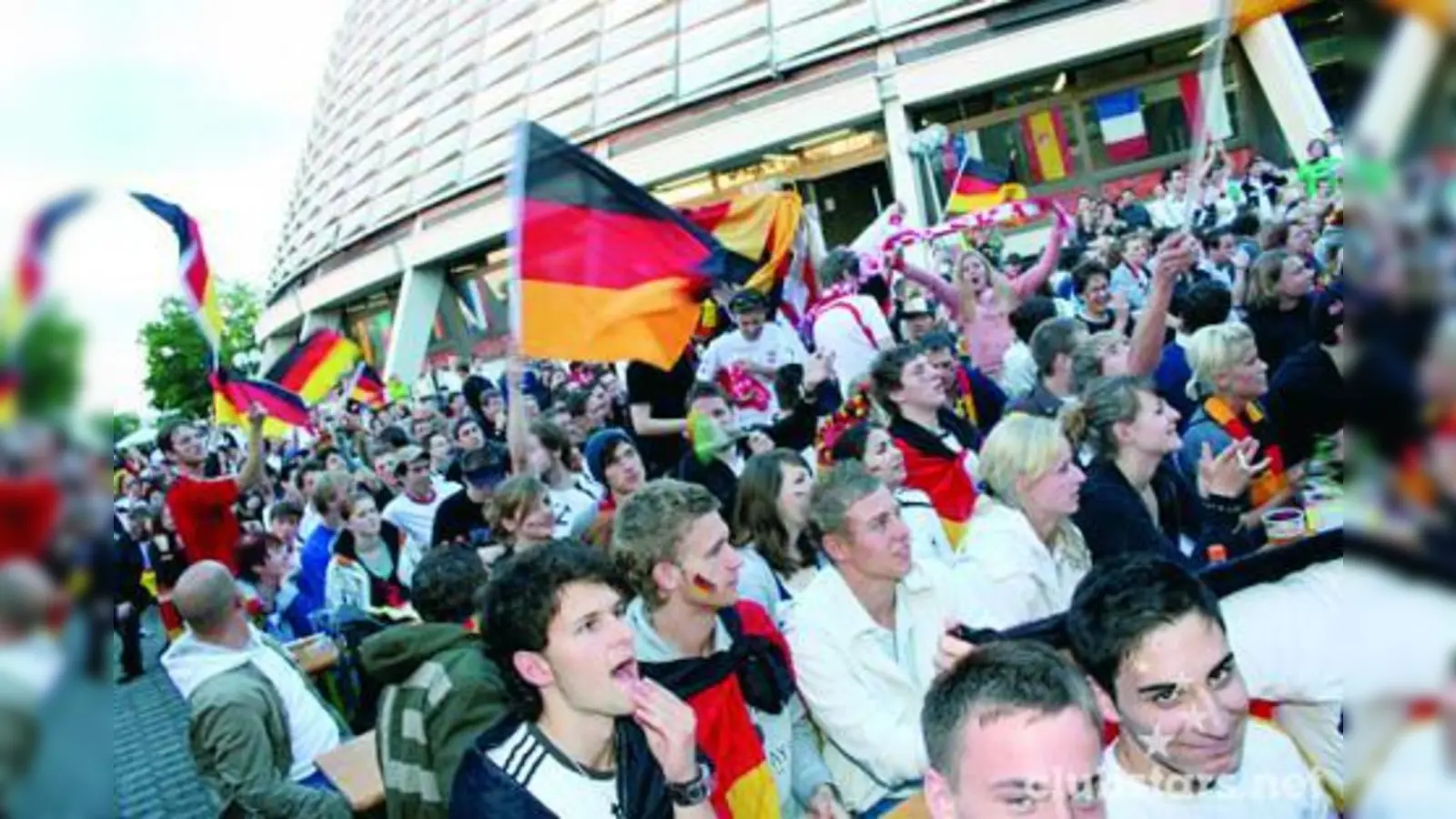 Rund 1000 Fußballfans verfolgten das deutsch Auftaktspiel gegen Polen und feierten begeistert den 2:0-Sieg. (Foto: pi)