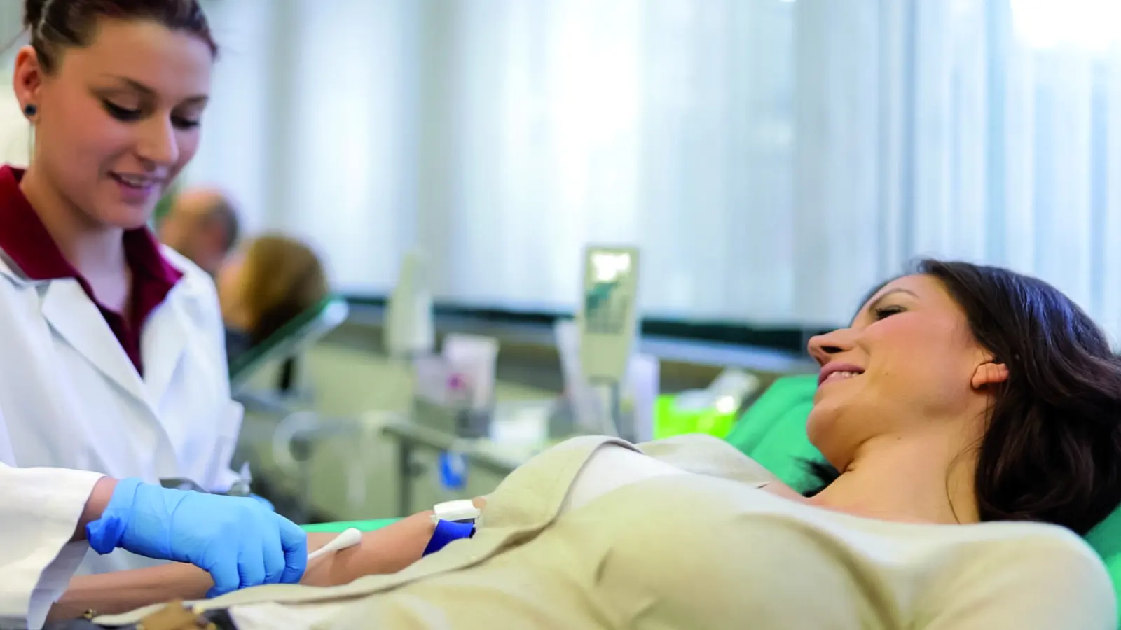 Gute Gründe für eine Blutspende gibt es viele. Einer der gewichtigsten: Mit nur einer einzigen Blutspende kann man drei Menschen das Leben retten. (Foto: BSD des BRK, Guido Rehme)