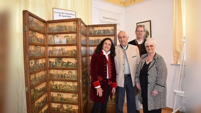 Der historische Paravent stammt aus dem Besitz des Pöckinger Ehepaars Renate (links) und Dr. Werner Ott  (daneben). Museumsleiterin Rosemarie Mann-Stein und Bürgermeister Rainer Schnitzler freuten sich über die Leihgabe. (Foto: Hauck)