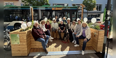 Probesitzen bei der Einweihung der neuen Parklets.  (Foto: pst)