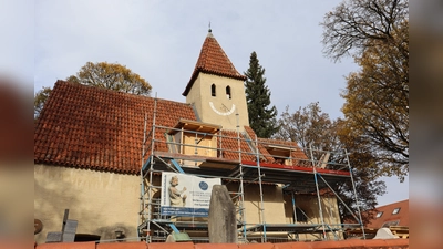 Das Nikolauskirchlein im Englschalkinger Ortskern wird saniert, nachdem es einsturzgefährdet war. Im Frühjahr 2024 soll die Kirche wieder genutzt werden können. (Foto: bas)