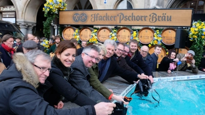 Beim gemeinsamen Geldbeutelwaschsen: Stadtrat Johann, Altmann, OB-Kandidatin Kristina Frank, Christian Müller SPD Fraktionsvorsitzender, OB-Kandidatin Katrin Habenschaden, Oberbürgermeister Dieter Reiter, Stadtkämmerer Christoph Frey und BM Manuel Pretzel. (Foto: Robert Bösl)