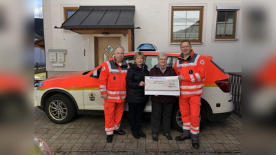 V l.:: Thomas Angenend (stv. BereitschaftsleiterBRK Ismaning), Hildegard Saacke und Christine Mayer (Kassiererinnen des Ismaninger Arbeitervereins) sowie Fried Saacke (Bereitschaftsleiter BRK Ismaning). (Foto: BRK Ismaning)