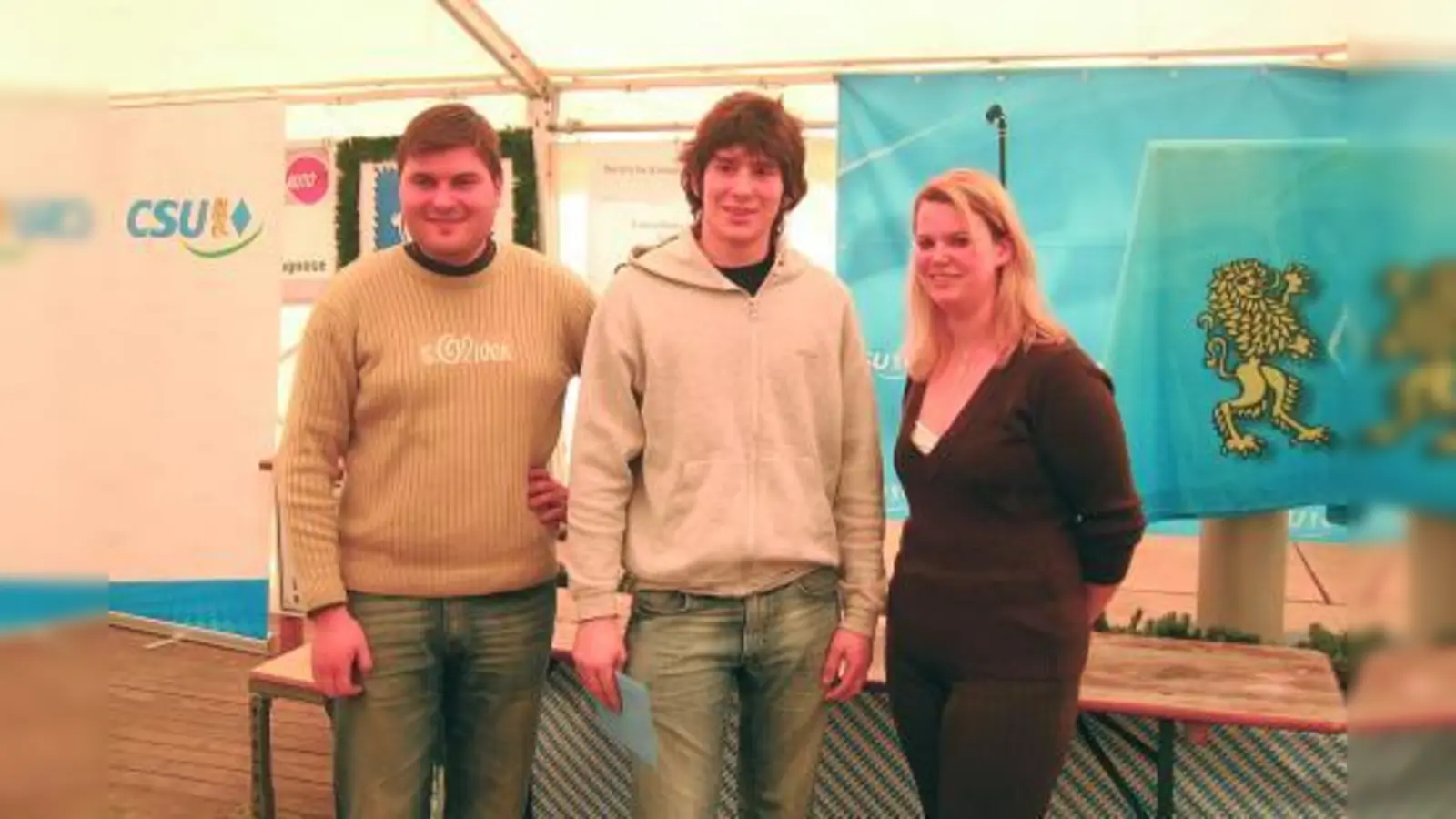 Adrian Vogelsgesang (Mitte) erhielt von Angela Fürst, Ortsvorsitzende der JU Aubing, und ihrem Stellvertreter Sebastian Kriesel den ersten Preis beim Aubinger Schafkopfturnier überreicht. (Foto: pi)