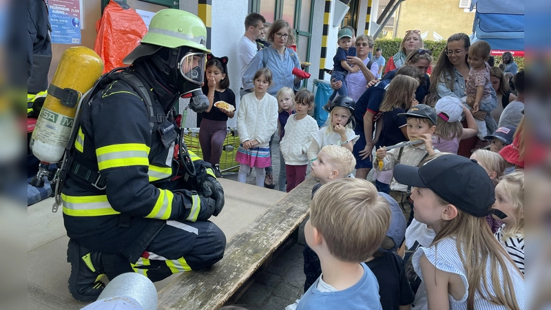 Der Feuerwehrmann in voller Montur wurde von den Kindern ehrfurchtsvoll bestaunt.  (Foto: pst)