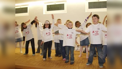 Zum Abschluss der Eröffnungsfeier führte eine Gruppe von Hortkindern auf der Empore des Bewegungsraumes noch einen fröhlichen Tanz auf. (Foto: Eva Schraft)
