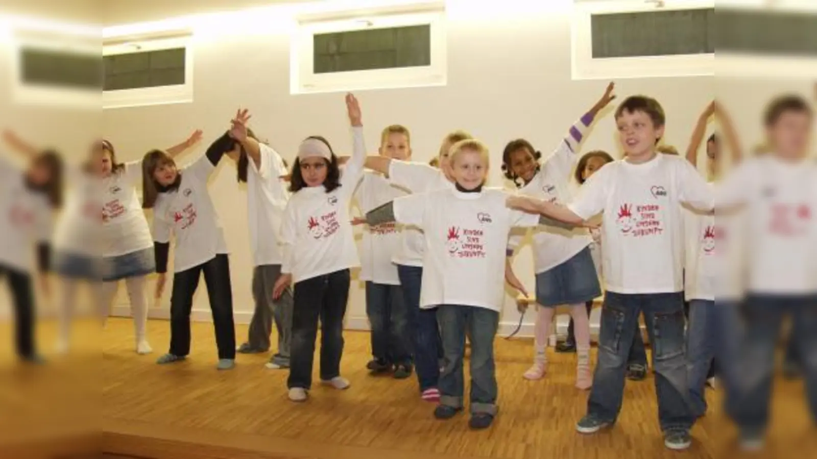 Zum Abschluss der Eröffnungsfeier führte eine Gruppe von Hortkindern auf der Empore des Bewegungsraumes noch einen fröhlichen Tanz auf. (Foto: Eva Schraft)