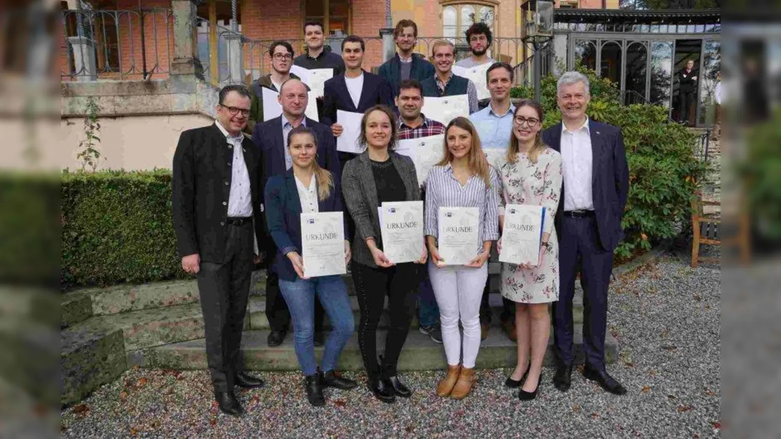 Michael Padberg (1. Reihe ganz rechts) sowie Christoph Winkelkötter (1. Reihe ganz links) und Georg Scheitz gratulieren den besten Absolventen aus dem Landkreis. (Foto: IHK)