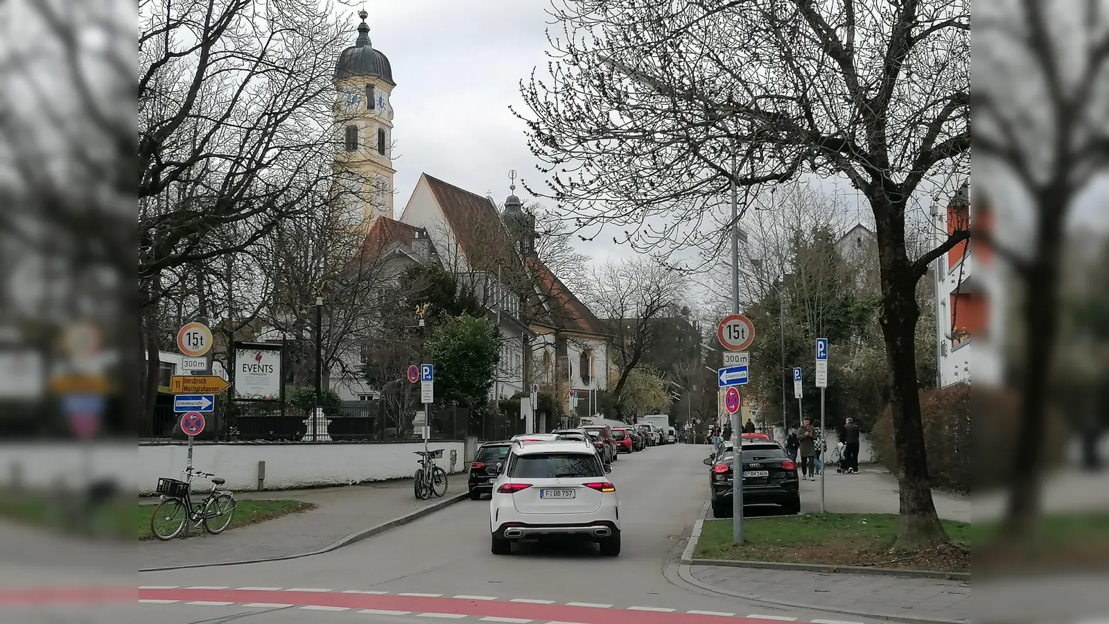 Die Fraunbergstraße führt an der Wallfahrtskirche St. Maria Thalkirchen vorbei. (Foto: job)