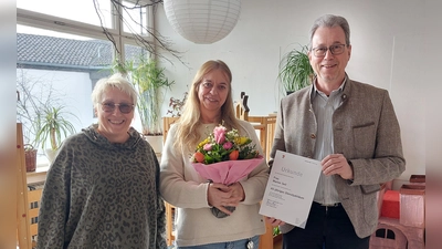 Pöckings Bürgermeister Rainer Schnitzler und Claudia Schmid (stellv. Kindergartenleiterin) gratulierten Marion Seil zum Dienstjubiläum. (Foto: Gemeinde)
