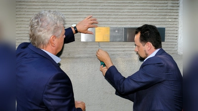 Im Juli 2018 brachte Oberbürgermeister Dieter Reiter das erste Erinnerungszeichen in München an. Jetzt erinnert ein solches auch an Georg Elser. (Foto: Robert Bösl/Archiv)