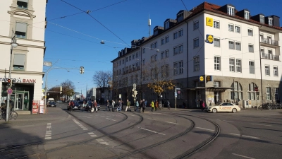 Die SPD in Au-Haidhausen fordert eine Verbreiterung des Fußübergangs am Ostbahnhof zwischen dem Hotel Stadt Rosenheim und dem Supermarkt. (Foto: Partei)