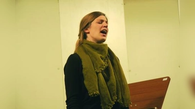 Schülerin Julia Nagele sang beim großen Kammerkonzert des Carl-Spitzweg-Gymnasiums das Lied „Cry me a river”. (Foto: pi)