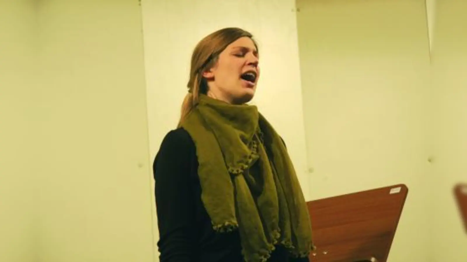 Schülerin Julia Nagele sang beim großen Kammerkonzert des Carl-Spitzweg-Gymnasiums das Lied „Cry me a river”. (Foto: pi)