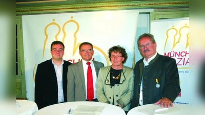 Treten für ein soziales München ein: v.l. Vorstandsmitglied des Kreisjugendrings Markus Schön, der Sprecher des Bündnisses „München Sozial” und Geschäftsführer der Caritas-Zentren München Stadt/Land Norbert J. Huber, die Geschäftsführerin des Paritätischen Wohlfahrtsverbandes Karin Majewski und Münchens Oberbürgermeister Christian Ude. (Foto: SE)