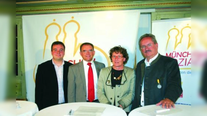 Treten für ein soziales München ein: v.l. Vorstandsmitglied des Kreisjugendrings Markus Schön, der Sprecher des Bündnisses „München Sozial” und Geschäftsführer der Caritas-Zentren München Stadt/Land Norbert J. Huber, die Geschäftsführerin des Paritätischen Wohlfahrtsverbandes Karin Majewski und Münchens Oberbürgermeister Christian Ude. (Foto: SE)