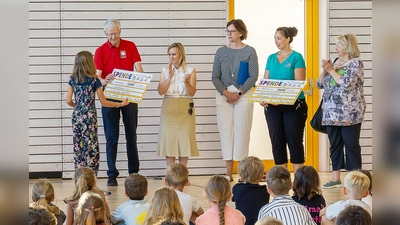 Die Kinder der beiden Grundschulen in Hohenbrunn übergaben unter anderem einen Spendenscheck an den Caritas Tisch SüdOst+. (Foto: Christoph Oswald)