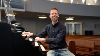 Überrascht mit einem Blumenstrauß aus verschiedenen Musikstücken: Der norddeutsche Organist Tjark Pinne.  (Foto: © Christina Körte)