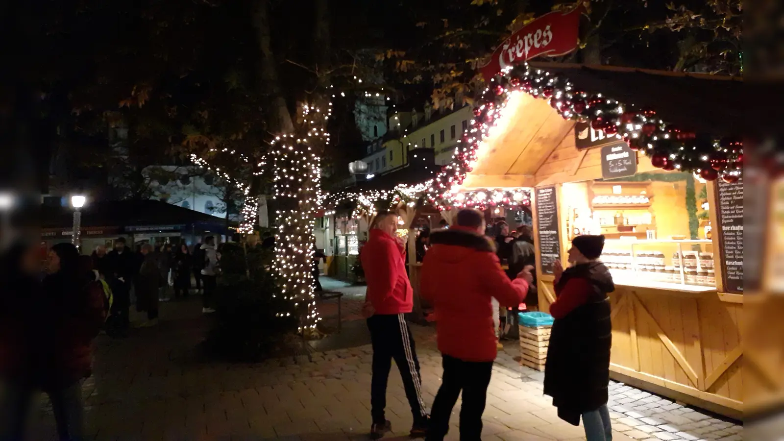 Glühwein und weihnachtliche Spezialitäten werden an 24 Ständen zusätzlich zum Sortiment angeboten.  (Foto: mha)