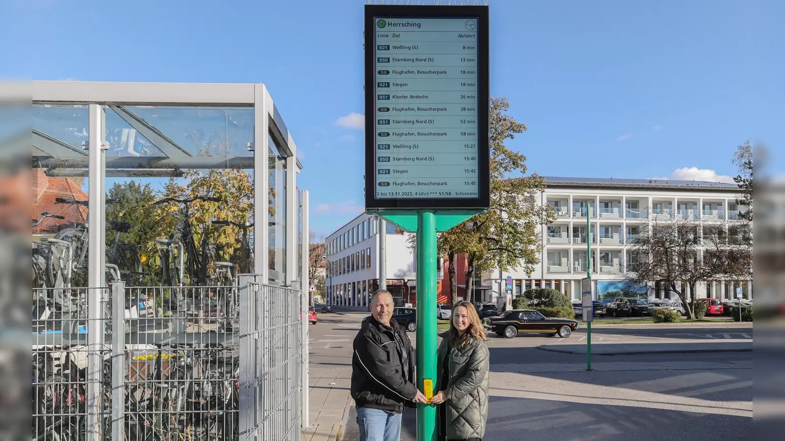 Freuen sich über die neue Anzeigentafel: Axel Eckel (Technisches Bauamt/Tiefbau) und Tamara Marchetto (Straßen &amp;Verkehr). (Foto: Gemeinde Herrsching)