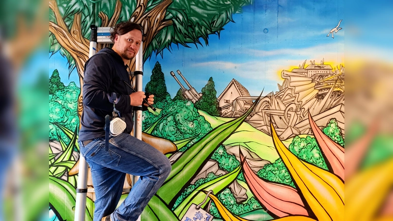 Martin Blumöhr vor einem Ausschnitt seines Kunstprojekts „Menzinga”. (Foto: Blumöhr)