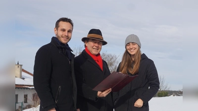Johannes Roiger, Bernhard Wagner und Magdalena Wagner wünsche sich, dass es bereits bei Baugebiet „Am Wolframweg“ Bauland für Einheimische entsteht. (Foto: Privat)