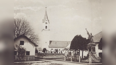 St. Peter und Paul Aschheim vor dem Neubau 1936/37, noch in ihrer spätgotischen Gestalt, mit überhöhtem Glockenturm.  (Foto: © Bildarchiv P. Stilling)