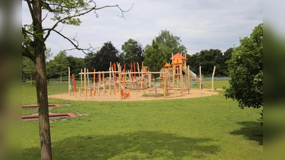 So sieht er aus, der neue Abenteuerspielplatz im Rolf-Zeitler-Park. Die große Kletteranlage ist speziell für Kinder von fünf bis zehn Jahren gestaltet worden.  (Foto: Stadt USH)