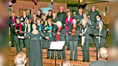 Die FinSingers unter der Leitung von Sonja Hogl beim Konzert in der Schulaula.	 (Foto: VA)