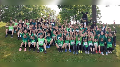 Gruppenbild von 2024 mit vielen der Kinder und Jugendlichen, die vom Gastgeber TSV Vaterstetten teilgenommen haben. (Foto: TSV Vaterstetten)