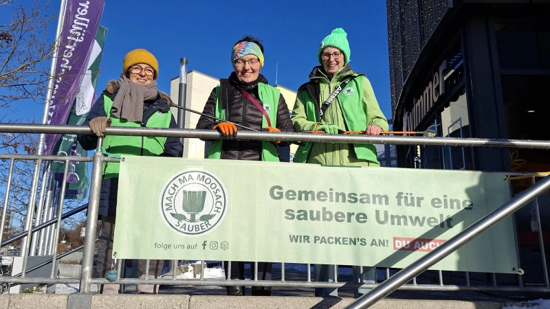 Von links: Elisabeth Betz, Anja Rink und Roswitha Ponzlet packen für ein sauberes Moosach an. (Foto: J. Davis)