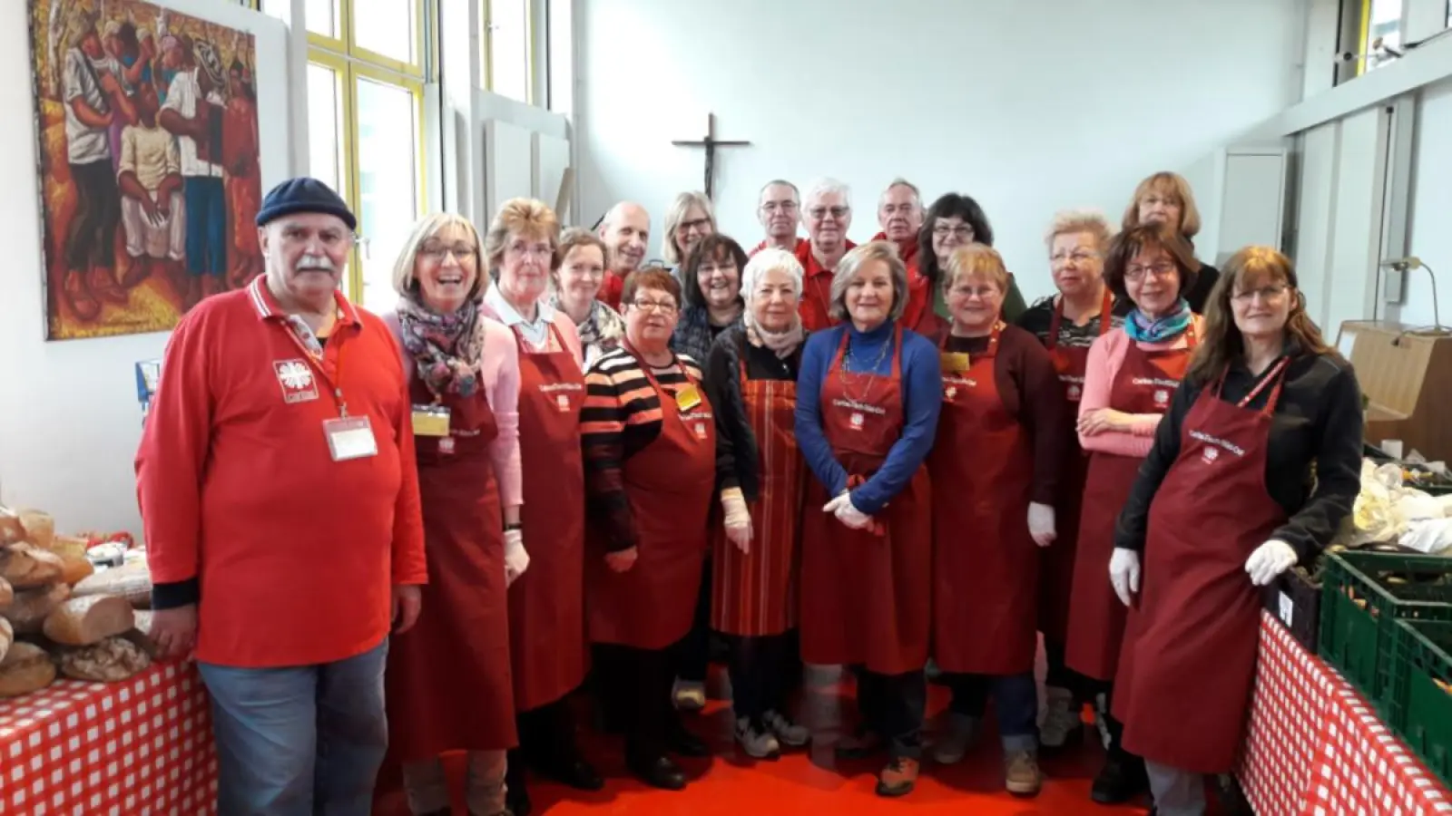 Hunderte Ehrenamtliche geben jede Woche gespendete Lebensmittel an Bedürftige aus. Hier sieht man die Helfer des Ottobrunner Tisches im Einsatz. (Foto: Caritas Landkreis München)