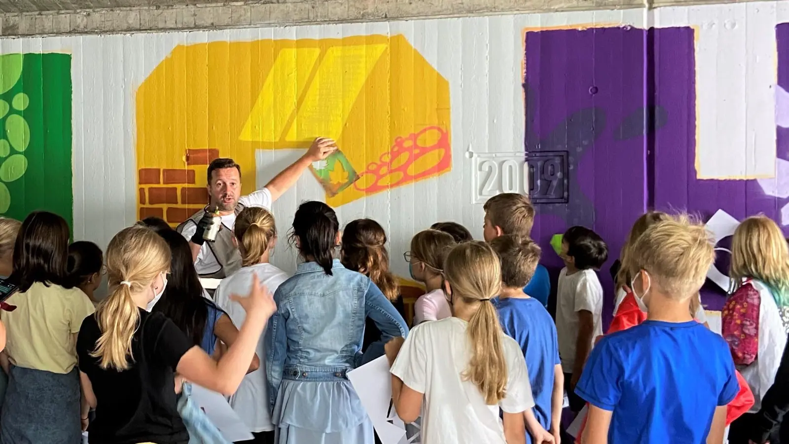 Unter der Anleitung von Oliver Wogra wurden Schüler kreativ. Im Bild zu sehen sind Kinder von der Grundschule Garching West.  (Foto: Business Campus Management GmbH)