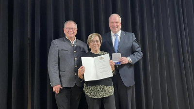 Dr. Christine Helming wurde von Landrat Christoph Göbel (r.) mit der Verdienstmedaille in Bronze ausgezeichnet. Es gratulierte auch Bürgermeister Wolfang Panzer (l.). (Foto: hw)