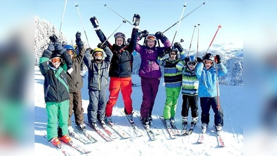 Fröhliche Skifahrer des FC Lengdorf: Die Pisten am Wilden Kaiser waren gut präpariert. Am  18. Januar steht nun die Gemeinde- und Vereinsmeisterschaft auf dem Programm. 	 (Foto: Verein)