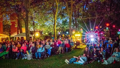 Wenn die Sonne untergeht, geht in Markt Schwaben die Leinwand an! (Foto: AKK)