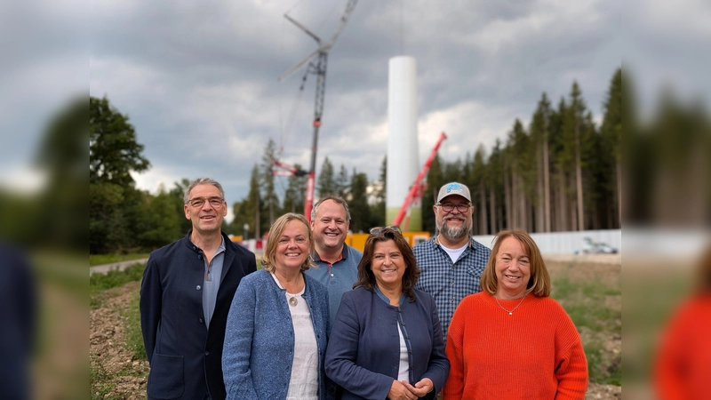 Besuch der Beteiligten auf der Windrad-Baustelle (von links): Robert Hrasky (Bürgermeister Neuried), Katharina Habersbrunner (Geschäftsführerin Bürgerwindpark Forstenrieder Park Verwaltungs GmbH), Christian Fürst (Bürgermeister Schäftlarn), Christine Eisenmann (Bürgermeisterin Pullach), Patrick Ott (Bürgermeister Baierbrunn) und Marlene Greinwald (Energiegenossenschaft FünfseenLand). (Foto: Bürgerwindpark Forstenrieder Park Verwaltungs GmbH)
