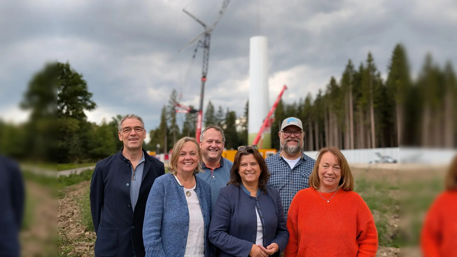 Besuch der Beteiligten auf der Windrad-Baustelle (von links): Robert Hrasky (Bürgermeister Neuried), Katharina Habersbrunner (Geschäftsführerin Bürgerwindpark Forstenrieder Park Verwaltungs GmbH), Christian Fürst (Bürgermeister Schäftlarn), Christine Eisenmann (Bürgermeisterin Pullach), Patrick Ott (Bürgermeister Baierbrunn) und Marlene Greinwald (Energiegenossenschaft FünfseenLand). (Foto: Bürgerwindpark Forstenrieder Park Verwaltungs GmbH)