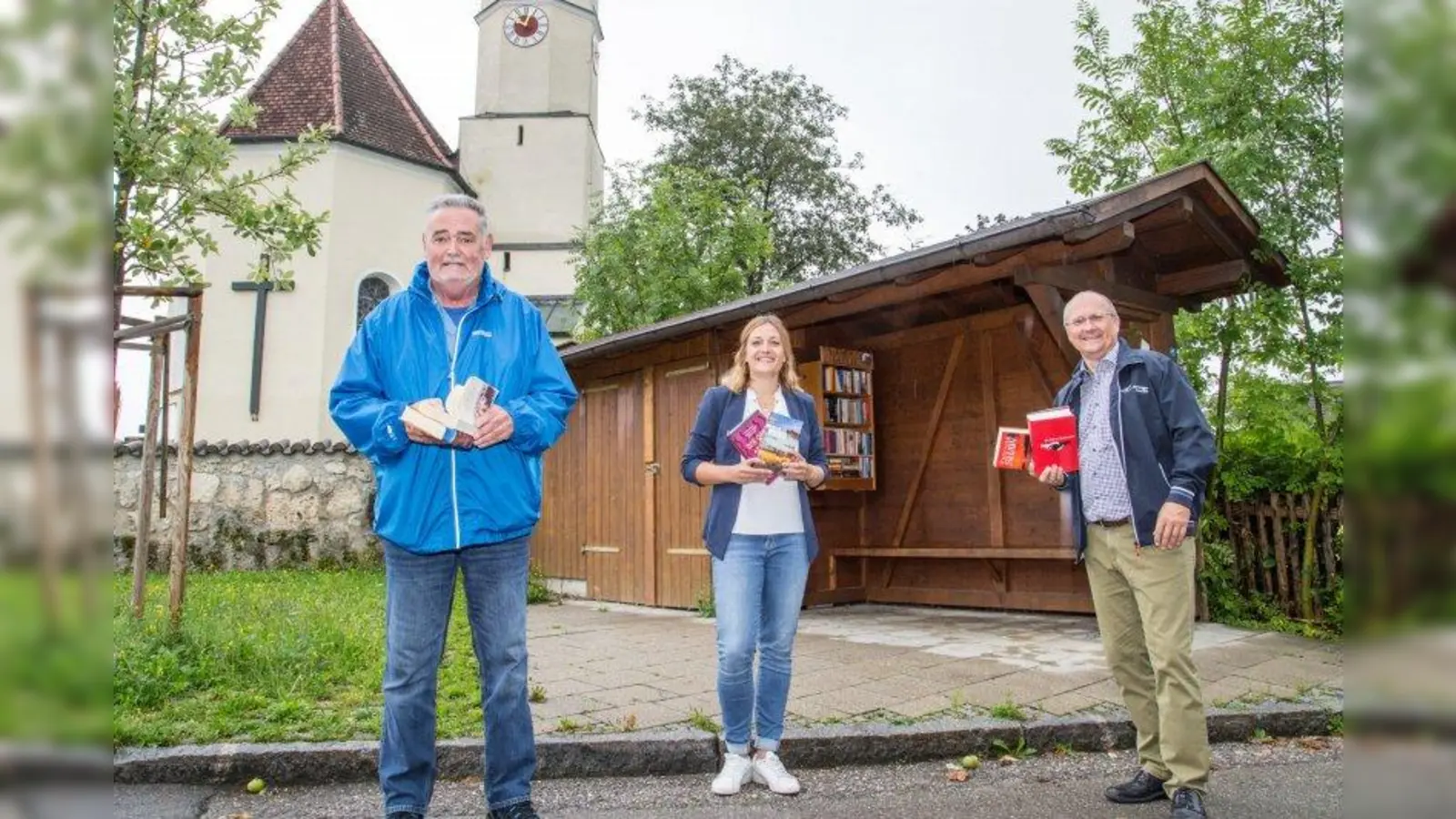 Roland Malter, Jessica Sears und Bürgermeister Christian Schiller (von links) eröffneten das neue Büchertauschregal in Widdersberg. (Foto: Gem)