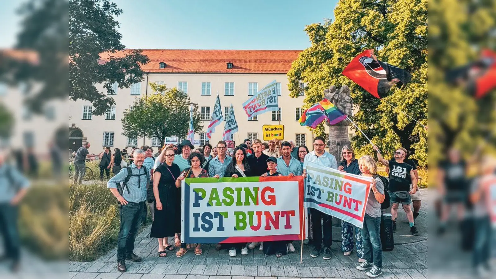 Zur Mahnwache fanden sich viele Politikerinnen und Politiker ein: v.l. Stadtrat Winfried Kaum, Julia Post (MdL), Katja Weitzel (MdL), Carmen Romano, Raoul Koether, Sibel Leyla, Bürgermeister Dominik Krause, Stadträtin Nimet Gökmenoğlu, Arif Haidary, Graciela Cammerer, Stadtrat <br>Stefan Jagel und Dr. Constanze Söllner-Schaar. (Foto: Julia Rayer)