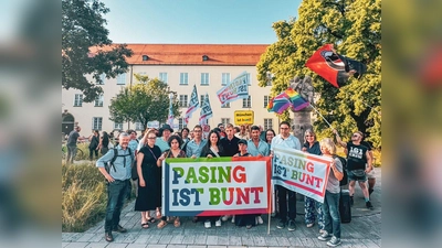 Zur Mahnwache fanden sich viele Politikerinnen und Politiker ein: v.l. Stadtrat Winfried Kaum, Julia Post (MdL), Katja Weitzel (MdL), Carmen Romano, Raoul Koether, Sibel Leyla, Bürgermeister Dominik Krause, Stadträtin Nimet Gökmenoğlu, Arif Haidary, Graciela Cammerer, Stadtrat <br>Stefan Jagel und Dr. Constanze Söllner-Schaar. (Foto: Julia Rayer)